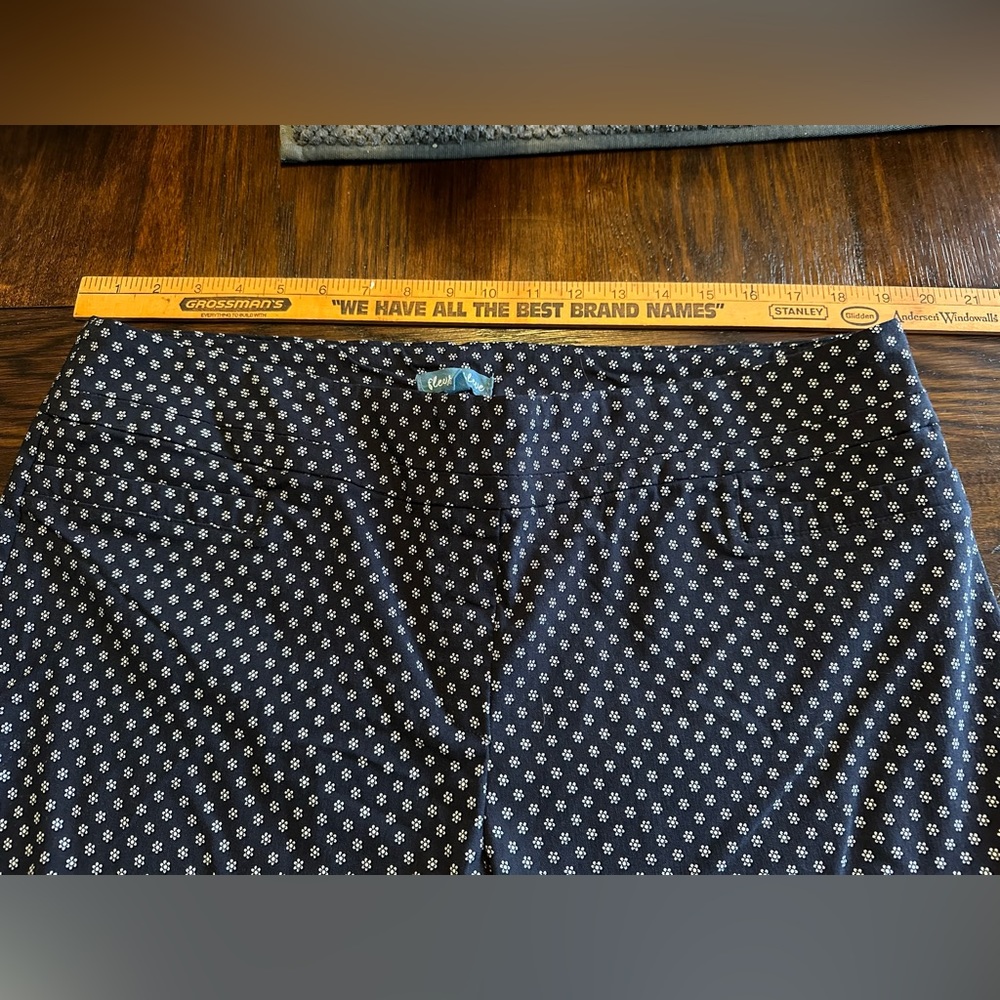 Fleur Bleue navy blue with white flowers 18W capri pants